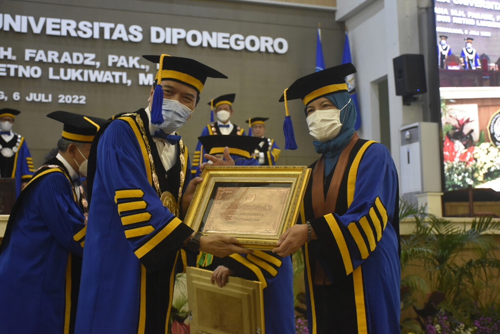 Prof Dwi Retno Guru Besar FPP UNDIP Sampaikan Teknologi Pupuk Kandang Plus pada Orasi Purna Adi Cendekia
