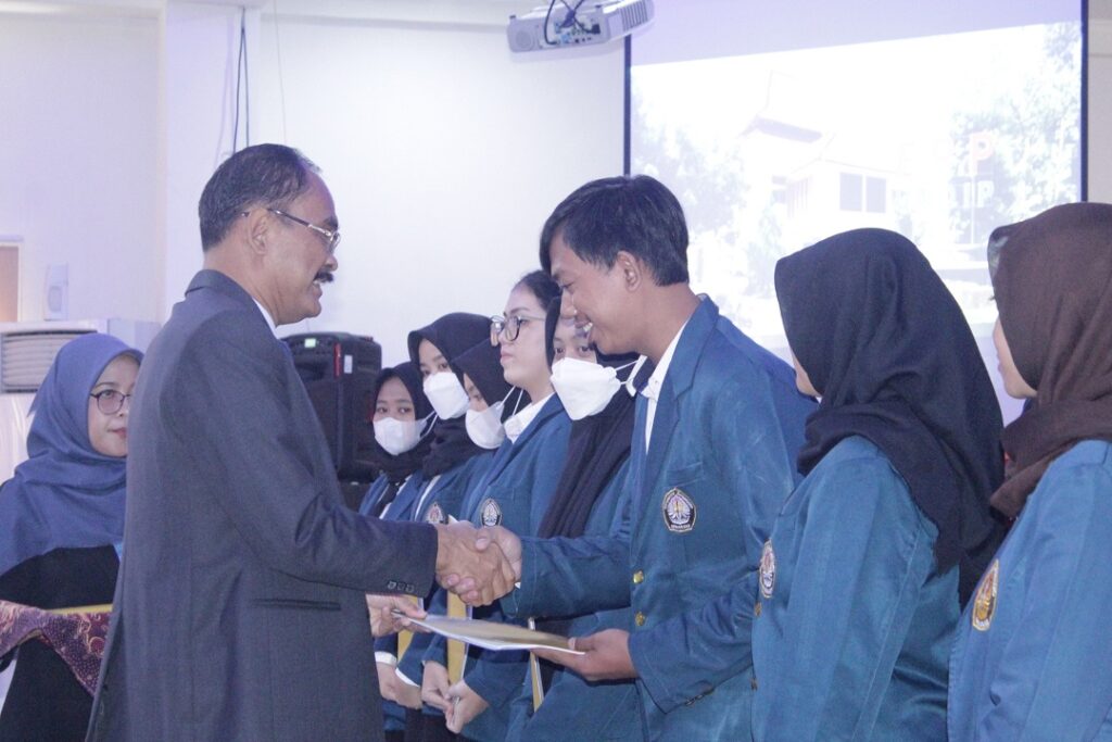 Dekan FPP UNDIP memberikan selamat kepada calon wisudawan terbaik